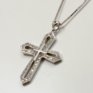 Croce in oro bianco con diamanti ct. 0.26