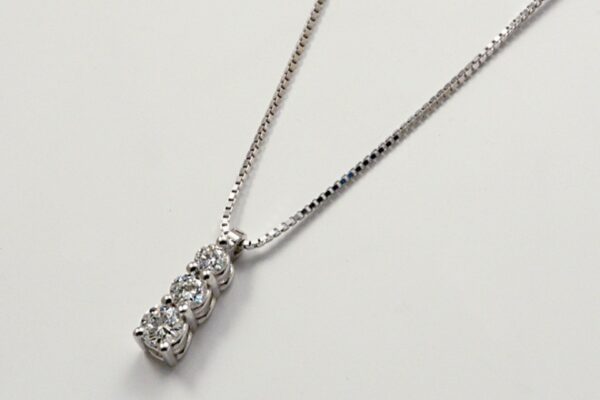 Girocollo trilogy in oro bianco con diamanti ct. 0.38