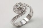 Anello solitario con diamante taglio brillante ct. 0.31 e spirale di diamanti ct. 0.24
