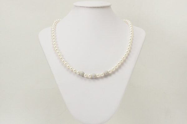 Collana di perle coltivate di 6 mm e oro bianco