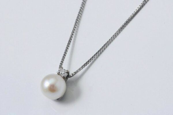 Girocollo con perla coltivata Akoya giapponese 6.5 mm e diamanti ct. 0.03