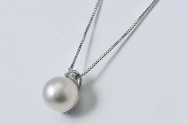 Girocollo con perla coltivata Akoya giapponese 9 mm e diamanti ct. 0.04