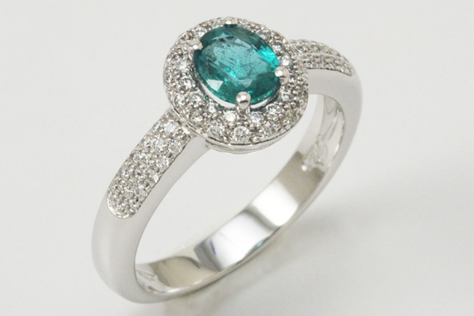 POLELLO RING WITH CT EMERALD. 0.64 AND CT DIAMONDS. 0.33:XNUMX