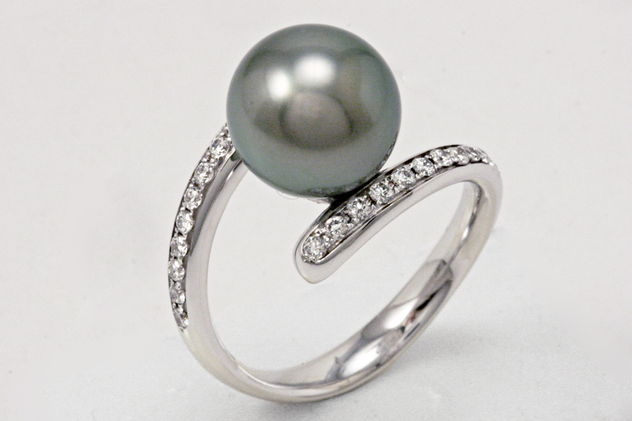 ANELLO CON PERLA TAHITI 10.5 MM E DIAMANTI CT. 0.33 Biffi Gioielli