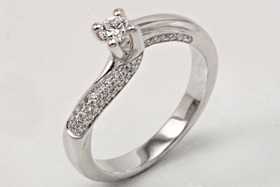 ANELLO SOLITARIO POLELLO CON DIAMANTE NATURALE CT. 0.20 E PAVE DI BRILLANTI CT. 0.13 Biffi Gioielli