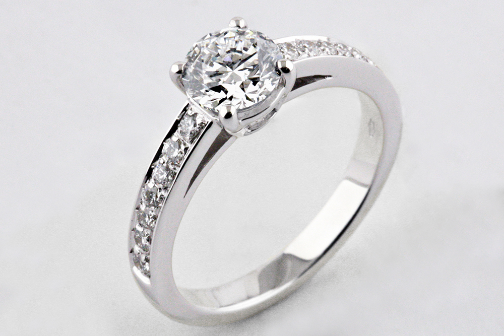 ANELLO SOLITARIO CON DIAMANTE NATURALE CERTIFICATO GIA CT. 1.00 E PAVE DI BRILLANTI CT. 0.25 Biffi Gioielli