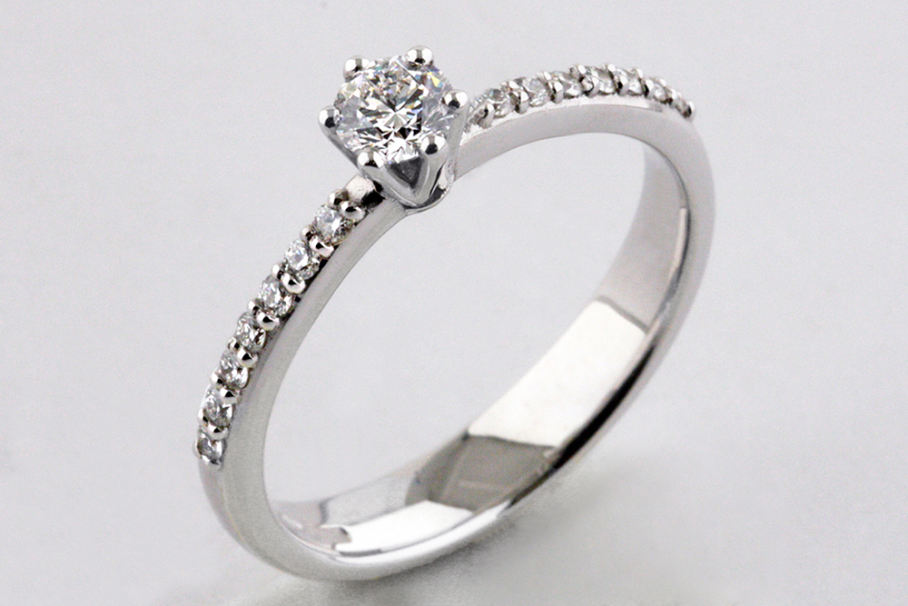 Anello con pave di brillanti hotsell