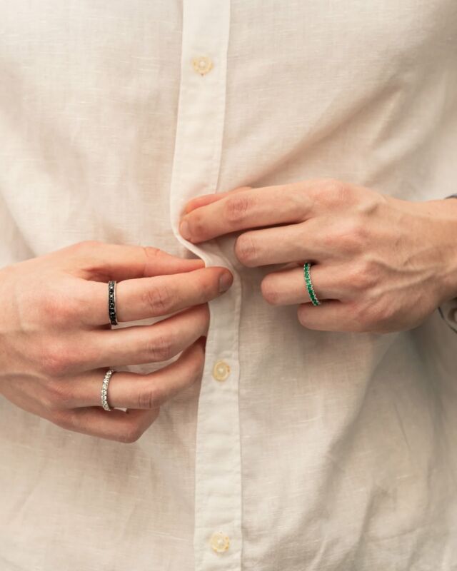 Eternity da uomo con smeraldi, diamanti bianchi oppure neri.
💚🤍🖤

Qual è il tuo preferito? Diccelo nei commenti! ⬇️