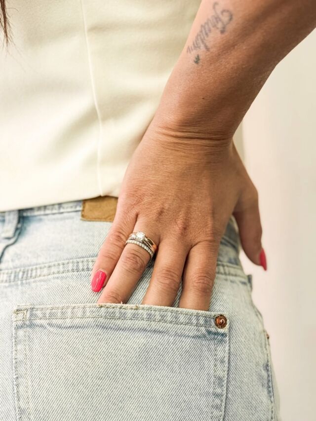 Denim e diamanti: la bellezza vera è nei dettagli. 💍
Un solitario, una fede, un’eternity. Tre promesse, un solo amore. 

Tagga chi ti ha promesso il "per sempre". ❤️

#diamanti #solitario #engagementring #wedding #rings #biffigioielli #biffimilano #quietluxury #latuagioielleriadifiducia